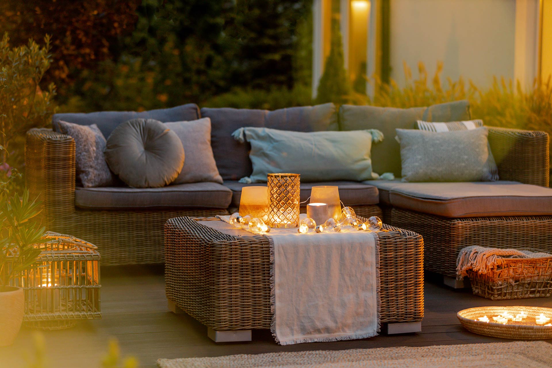 Blick auf Terrasse mit Loungemöbeln am Abend