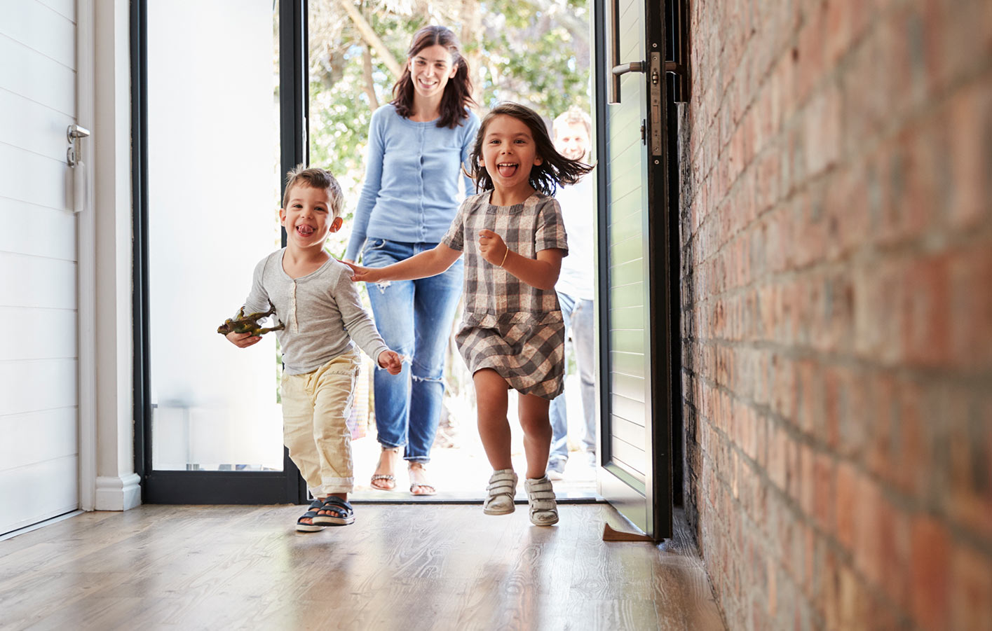 Moderne Hauseingangstüren für jeden Geschmack Kinder rennen ins Haus durch die geöffnete Haustür